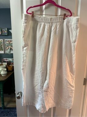 Old Navy White Cropped Elastic-Waist Pants with Side Pockets